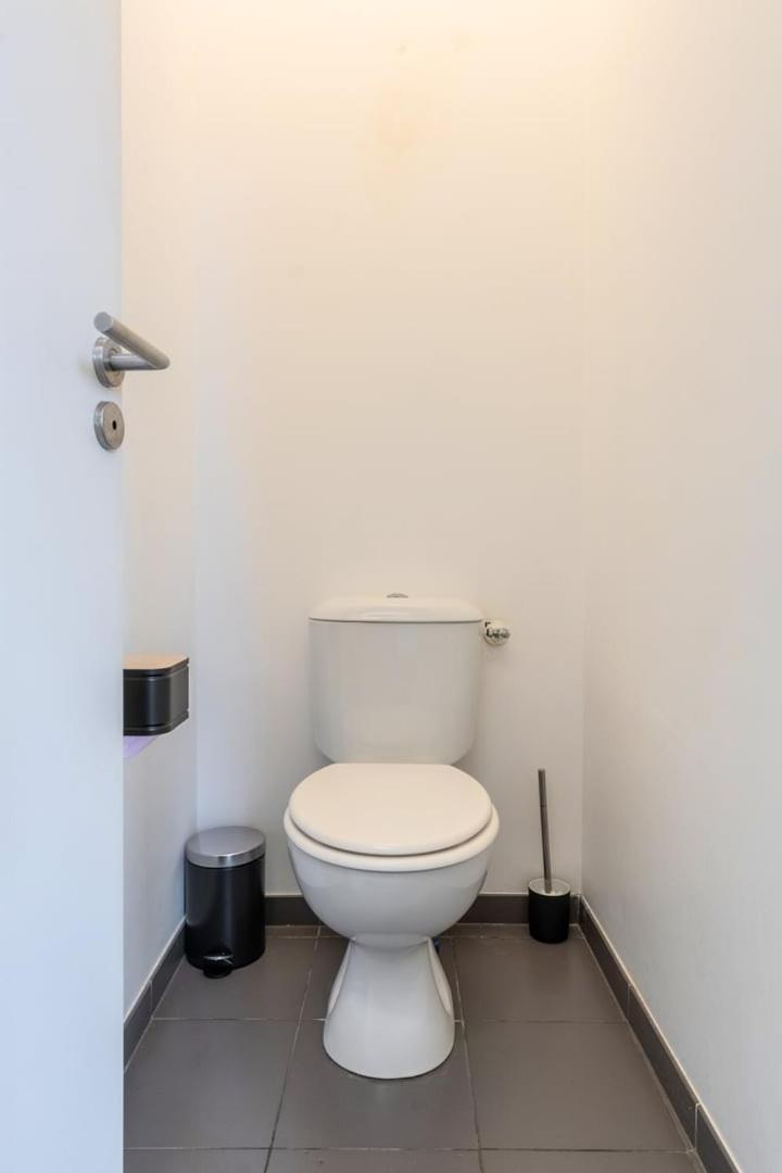 Apartment Modern, Quiet 3-bedroom With Parking *