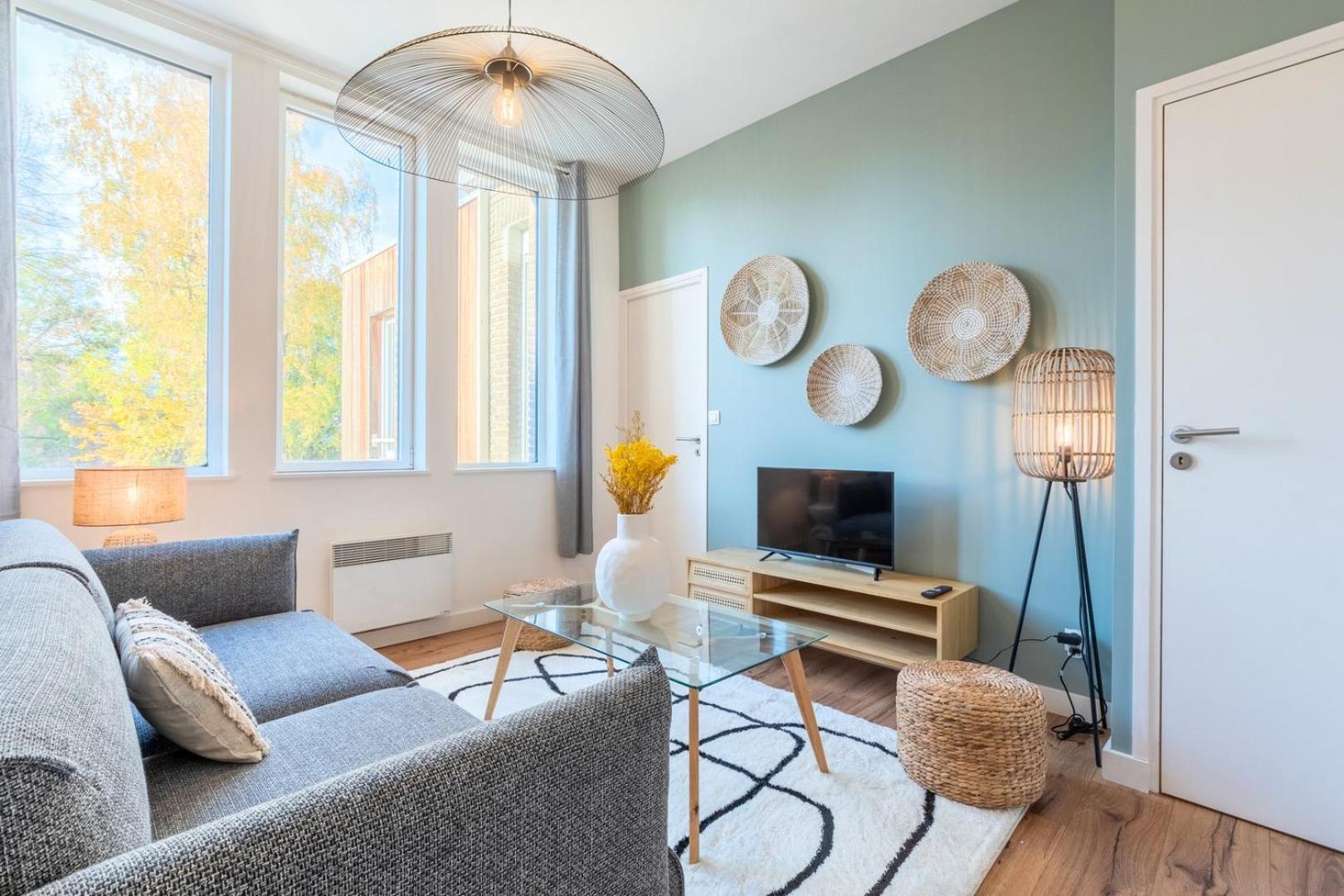Modern, Quiet 3-bedroom With Parking Apartment *