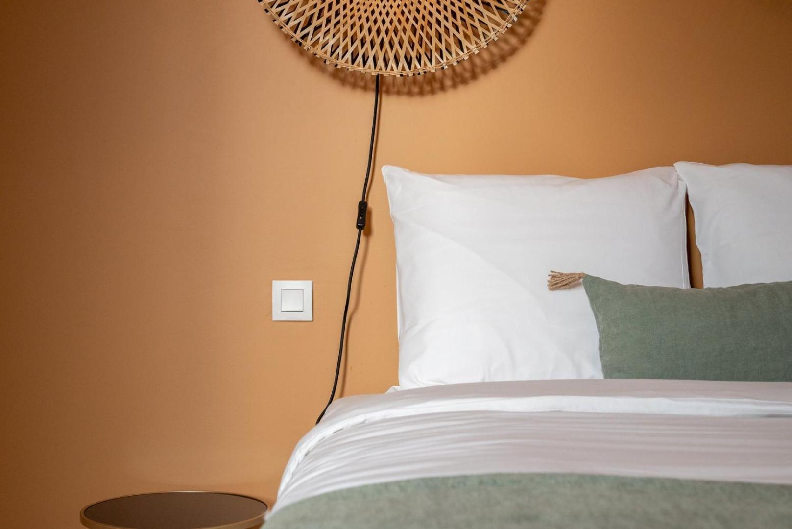 Modern, Quiet 3-bedroom With Parking Apartment *